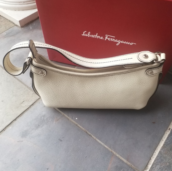 Gorgeous Ferragamo Shoulder Bag - Picture 2 of 9